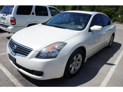nissan altima 2007 white sedan 2 5 gasoline 4 cylinders front wheel drive automatic 78729