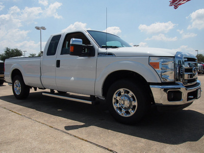 ford f 250 super duty 2012 white xlt 8 cylinders automatic 77505