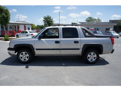 chevrolet avalanche 2004 silver 1500 gasoline 8 cylinders rear wheel drive automatic 78224