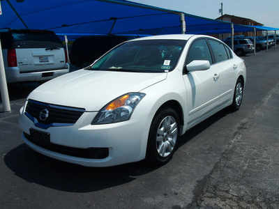 nissan altima 2009 white sedan s gasoline 4 cylinders front wheel drive automatic 76234