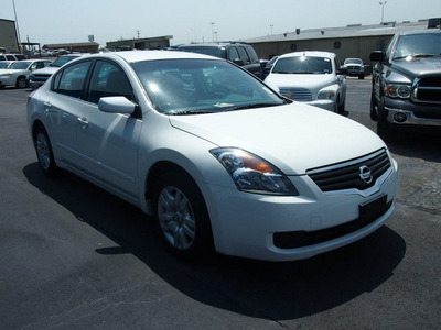 nissan altima 2009 white sedan s gasoline 4 cylinders front wheel drive automatic 76234