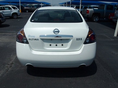 nissan altima 2009 white sedan s gasoline 4 cylinders front wheel drive automatic 76234
