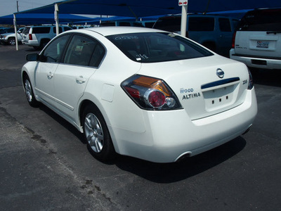 nissan altima 2009 white sedan s gasoline 4 cylinders front wheel drive automatic 76234