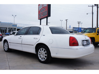 lincoln town car 2011 white sedan signature limited flex fuel 8 cylinders rear wheel drive automatic 79110