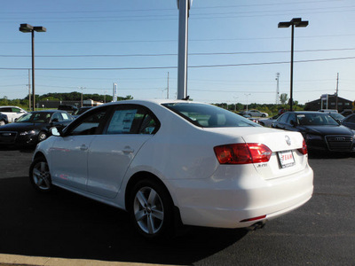 volkswagen jetta 2013 white sedan tdi diesel 4 cylinders front wheel drive 6 speed automatic 46410