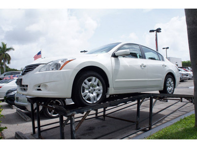 nissan altima 2011 white sedan 2 5 s gasoline 4 cylinders front wheel drive automatic 33157