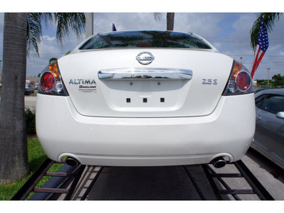 nissan altima 2011 white sedan 2 5 s gasoline 4 cylinders front wheel drive automatic 33157