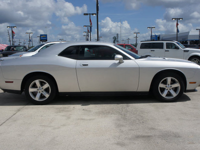 dodge challenger 2010 silver coupe se gasoline 6 cylinders rear wheel drive shiftable automatic 77090