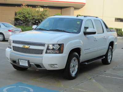 chevrolet avalanche 2010 white suv lt flex fuel 8 cylinders 4 wheel drive automatic with overdrive 77074
