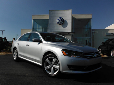 volkswagen passat 2013 silver sedan se gasoline 5 cylinders front wheel drive 6 speed automatic 46410