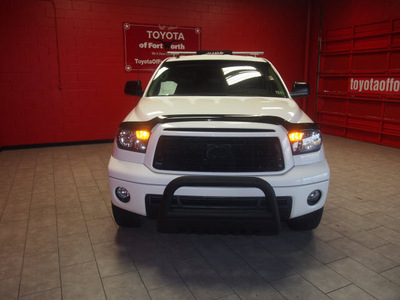 toyota tundra 2010 white sr5 gasoline 8 cylinders 2 wheel drive automatic 76116