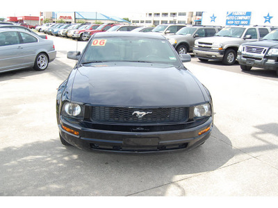 ford mustang 2006 black coupe v6 deluxe gasoline 6 cylinders rear wheel drive automatic with overdrive 77627