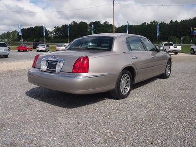 lincoln town car 2000 beige sedan signature gasoline v8 rear wheel drive automatic 27569