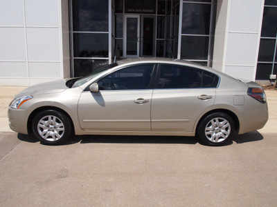 nissan altima 2010 champagne sedan 2 5 s gasoline 4 cylinders front wheel drive automatic 77802