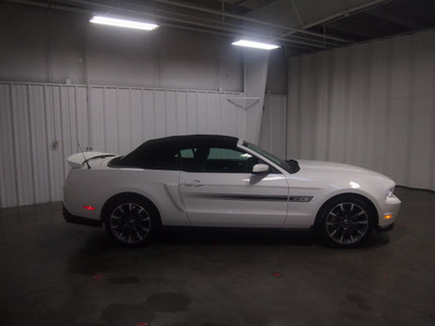 ford mustang 2011 white gt gasoline 8 cylinders rear wheel drive 6 speed manual 76108