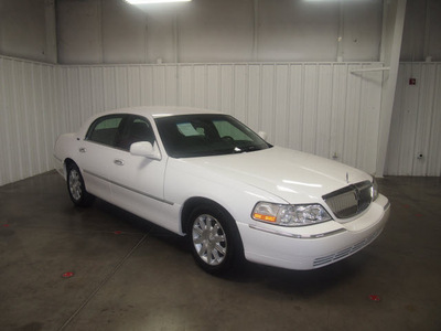 lincoln town car 2011 white sedan signature limited flex fuel 8 cylinders rear wheel drive automatic with overdrive 76108