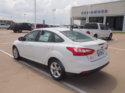 ford focus 2013 white sedan se flex fuel 4 cylinders front wheel drive automatic 76108