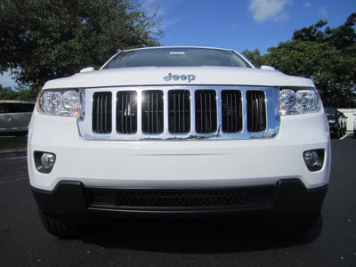 jeep grand cherokee 2013 white suv laredo e gasoline 6 cylinders 2 wheel drive automatic 33157