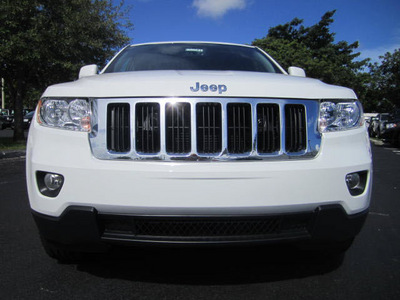jeep grand cherokee 2013 white suv laredo gasoline 6 cylinders 2 wheel drive automatic 33157