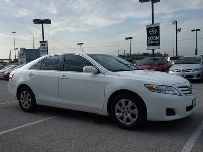 toyota camry 2011 white sedan le gasoline 4 cylinders front wheel drive automatic 76011