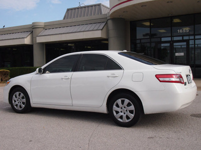 toyota camry 2011 white sedan le gasoline 4 cylinders front wheel drive automatic 76011