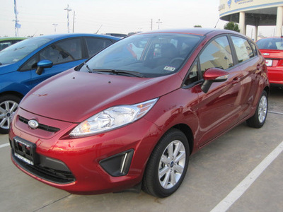 ford fiesta 2013 red hatchback se gasoline 4 cylinders front wheel drive automatic 77578