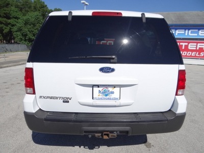 ford expedition 2004 white suv xlt gasoline 8 cylinders 4 wheel drive 4 speed automatic 77388