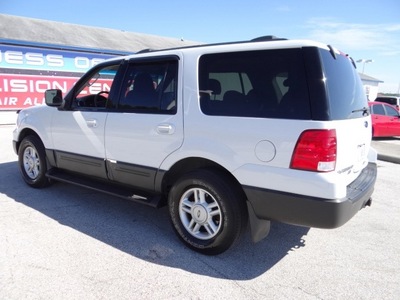 ford expedition 2004 white suv xlt gasoline 8 cylinders 4 wheel drive 4 speed automatic 77388