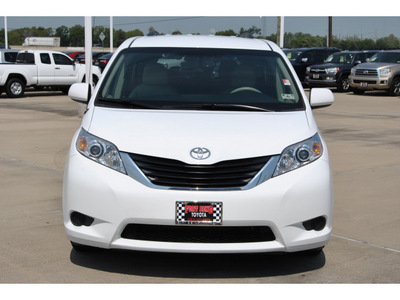 toyota sienna 2011 white van le 7 passenger auto access sea gasoline 6 cylinders front wheel drive automatic with overdrive 77469