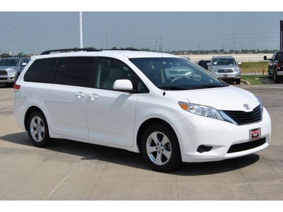 toyota sienna 2011 white van le 7 passenger auto access sea gasoline 6 cylinders front wheel drive automatic with overdrive 77469