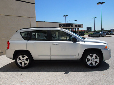 jeep compass 2010 silver suv sport gasoline 4 cylinders 2 wheel drive automatic 76011