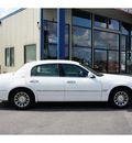 lincoln town car 2000 white sedan signature gasoline v8 rear wheel drive automatic 78753
