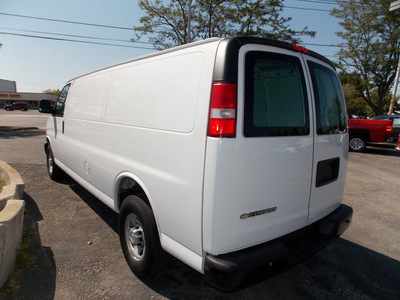 chevrolet express 2009 white van g2500 gasoline 8 cylinders rear wheel drive automatic 14224