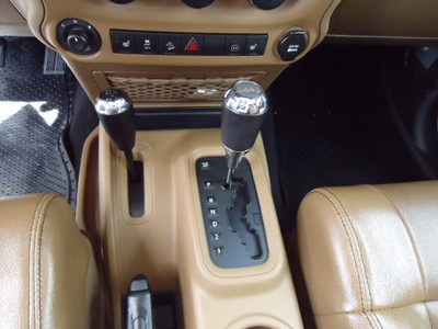 jeep wrangler 2011 silver suv rubicon gasoline 6 cylinders 4 wheel drive automatic 33157
