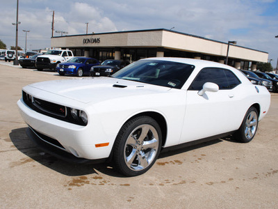 dodge challenger 2012 white coupe r t plus gasoline 8 cylinders rear wheel drive automatic 76011