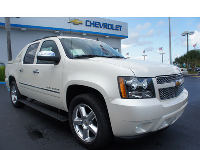 chevrolet avalanche 2013 white suv ltz flex fuel 8 cylinders 4 wheel drive automatic 33177