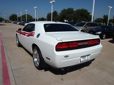 dodge challenger 2011 white coupe r t gasoline 8 cylinders rear wheel drive automatic 75093