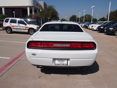 dodge challenger 2011 white coupe r t gasoline 8 cylinders rear wheel drive automatic 75093