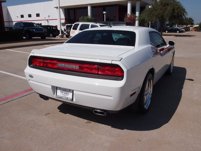 dodge challenger 2011 white coupe r t gasoline 8 cylinders rear wheel drive automatic 75093