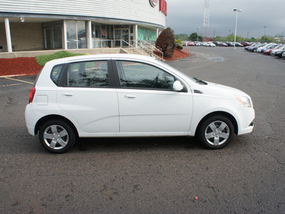 chevrolet aveo 2011 white hatchback aveo5 lt gasoline 4 cylinders front wheel drive automatic 19153