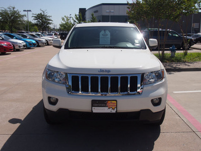 jeep grand cherokee 2012 white suv gasoline 6 cylinders 2 wheel drive 5 speed automatic 75093