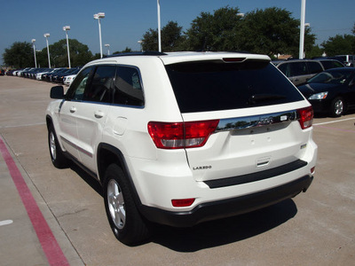 jeep grand cherokee 2012 white suv gasoline 6 cylinders 2 wheel drive 5 speed automatic 75093