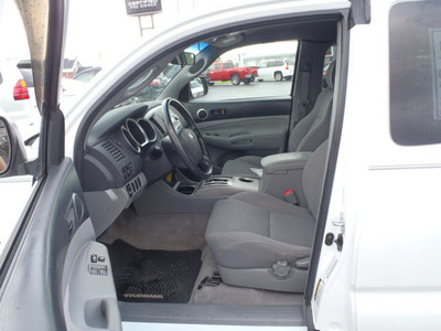 toyota tacoma 2005 white prerunner v6 gasoline 6 cylinders rear wheel drive automatic 28557