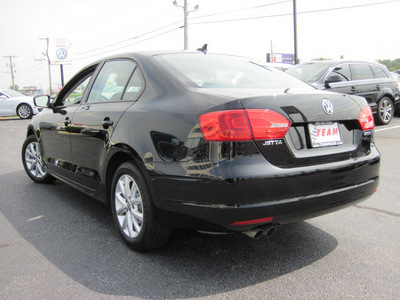 volkswagen jetta 2011 black sedan se pzev gasoline 5 cylinders 6 speed automatic 46410