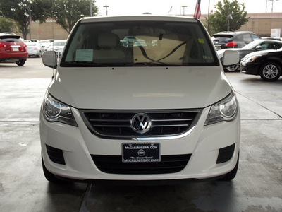 volkswagen routan 2010 white van se gasoline 6 cylinders front wheel drive automatic with overdrive 77477