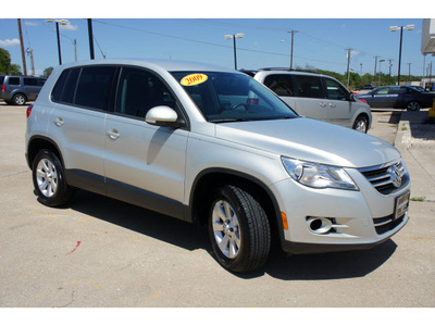 volkswagen tiguan 2009 white gold suv s gasoline 4 cylinders front wheel drive automatic 76502