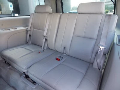 chevrolet suburban 2007 white suv ltz 1500 8 cylinders automatic with overdrive 77074