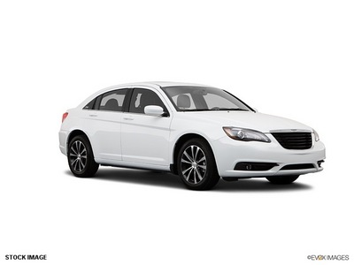 chrysler 200 2013 sedan touring gasoline 4 cylinders front wheel drive not specified 76520