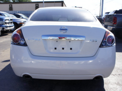 nissan altima 2010 white sedan 2 5 s gasoline 4 cylinders front wheel drive automatic 76111