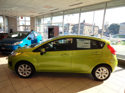 ford fiesta 2013 lt  green hatchback se gasoline 4 cylinders front wheel drive automatic with overdrive 60546